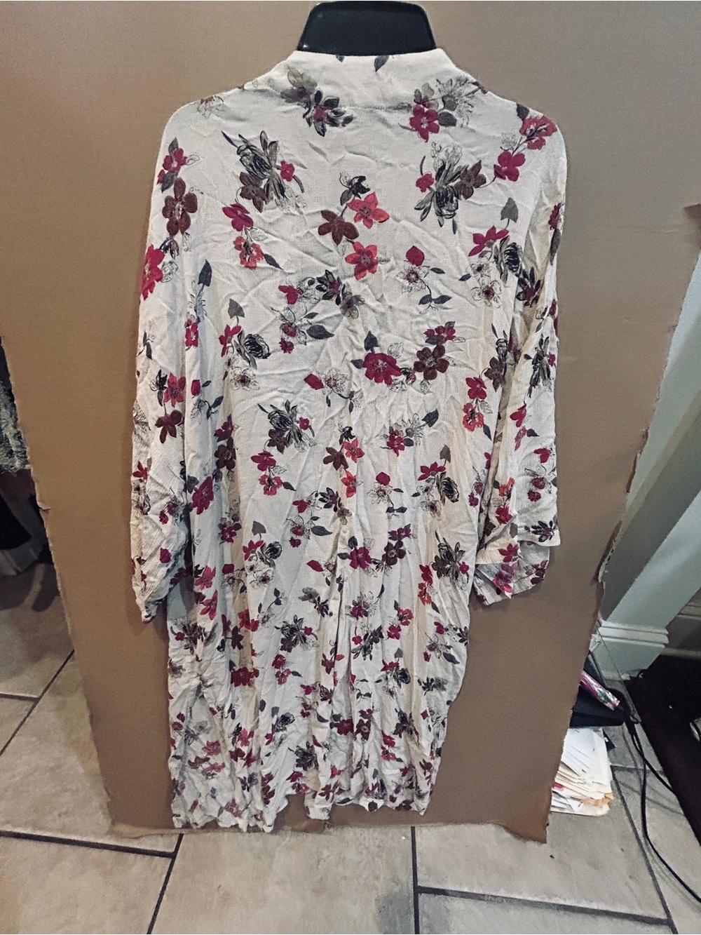 easel White Rayon Floral Duster with Red and Pink Flowers - Picture 11 of 12